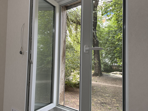 Замена старого окна на новое двухстворчатое с энергосберегающим стеклопакетом фото 4