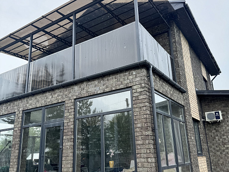 Остекление частного дома панорамными окнами Aluplast фото