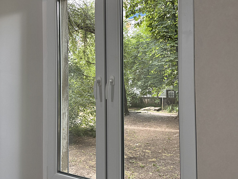 Замена старого окна на новое двухстворчатое с энергосберегающим стеклопакетом фото